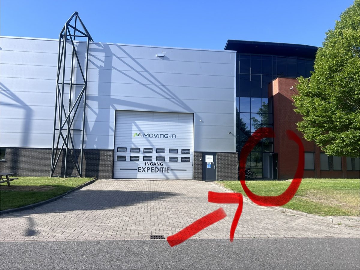 De ingang van Moving-In in Almelo, met een pijl naar de juiste deur